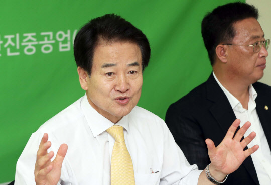 6일 오전 부산 영도구에 있는 한진중공업 영도조선소에서 열린 민주평화당 최고위원·국회의원 연석회의에서 정동영 신임 대표가 발언하고 있다. 정 대표는 취임 후 첫 최고위원·국회의원 연석회의를 '희망버스' 사건이 있었던 한진중공업에서 열었다. 연합뉴스